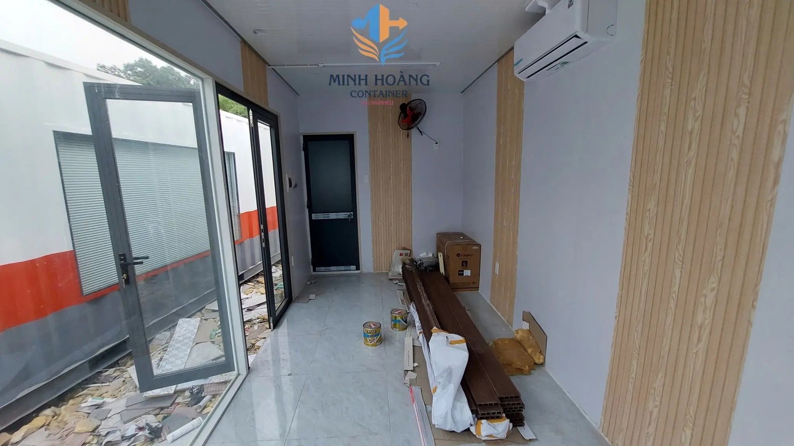 Container Văn Phòng 20 Feet Trắng Khung Kính Có Toilet: Hiện Đại & Tiện Nghi